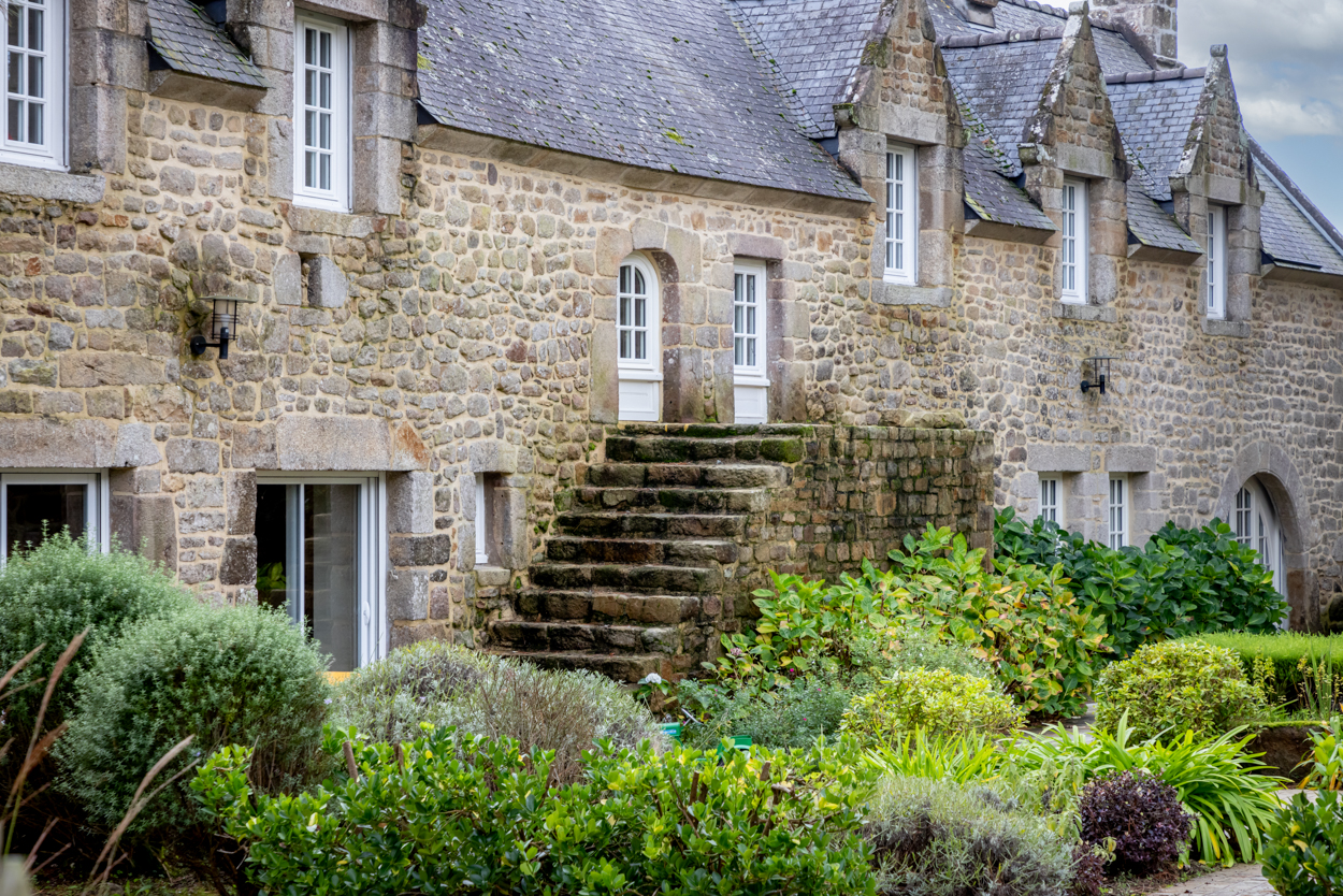 demeure de caractère avec fenêtres blanches en bois à locmariaquer