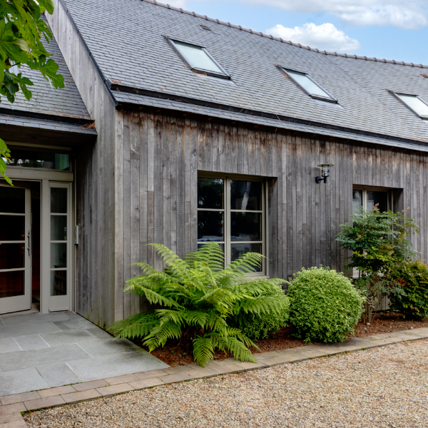 facade maison contemporaine avec fenetres en aluminium à locmariaquer