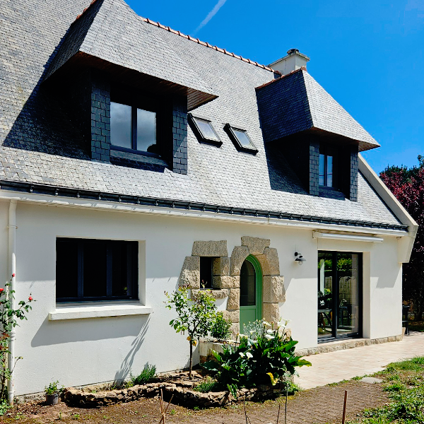 façade de rénovation de maison néo-bretonne avec fenetres aluminium à Crac'h
